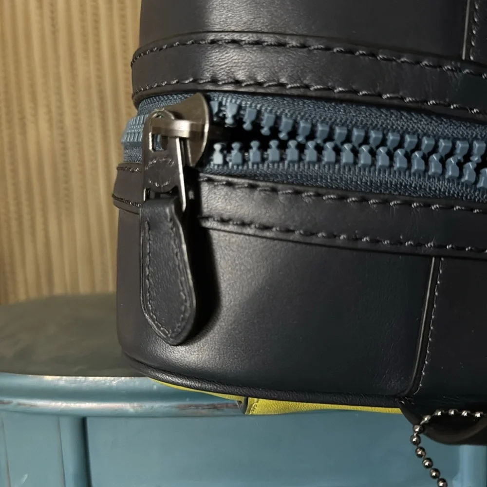 💚💙🐎🧳Coach Neon Yellow and dark blue travel bag - Picture 2 of 7